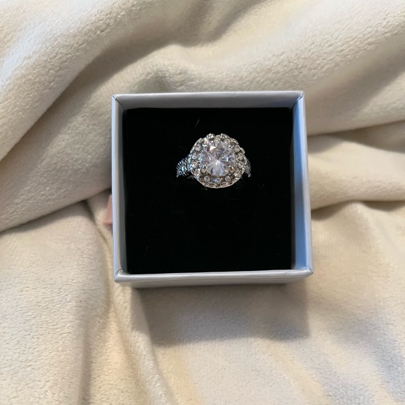 SPARKLING FASHION RING | SIZE 8 - Picture 13 of 13